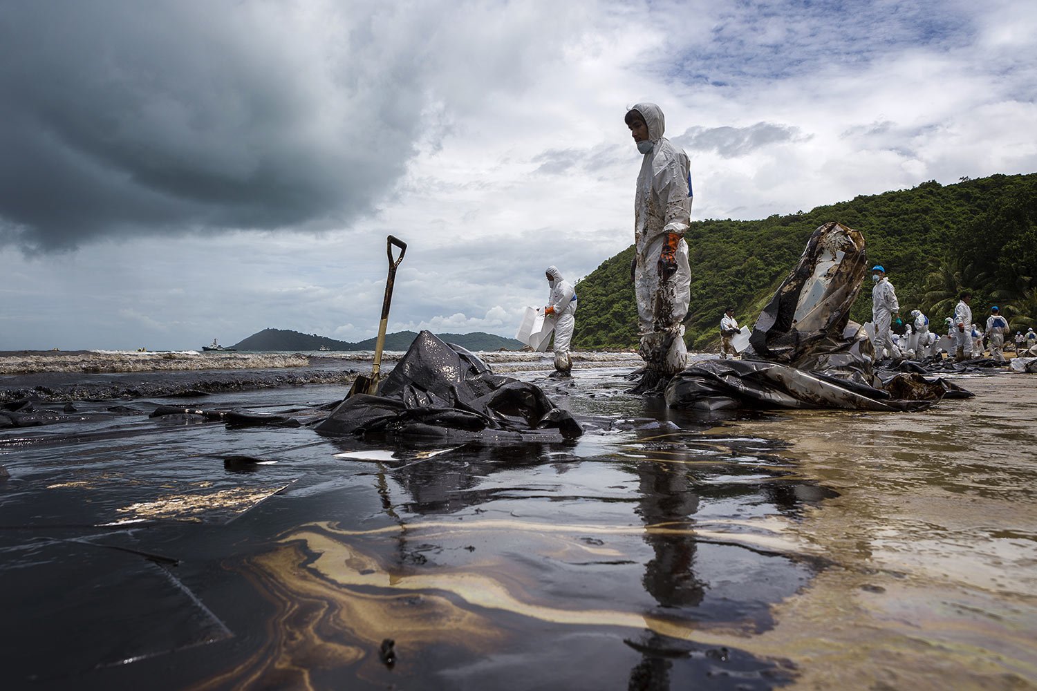 Thailand tries to contain disaster oil spill from undersea pipeline