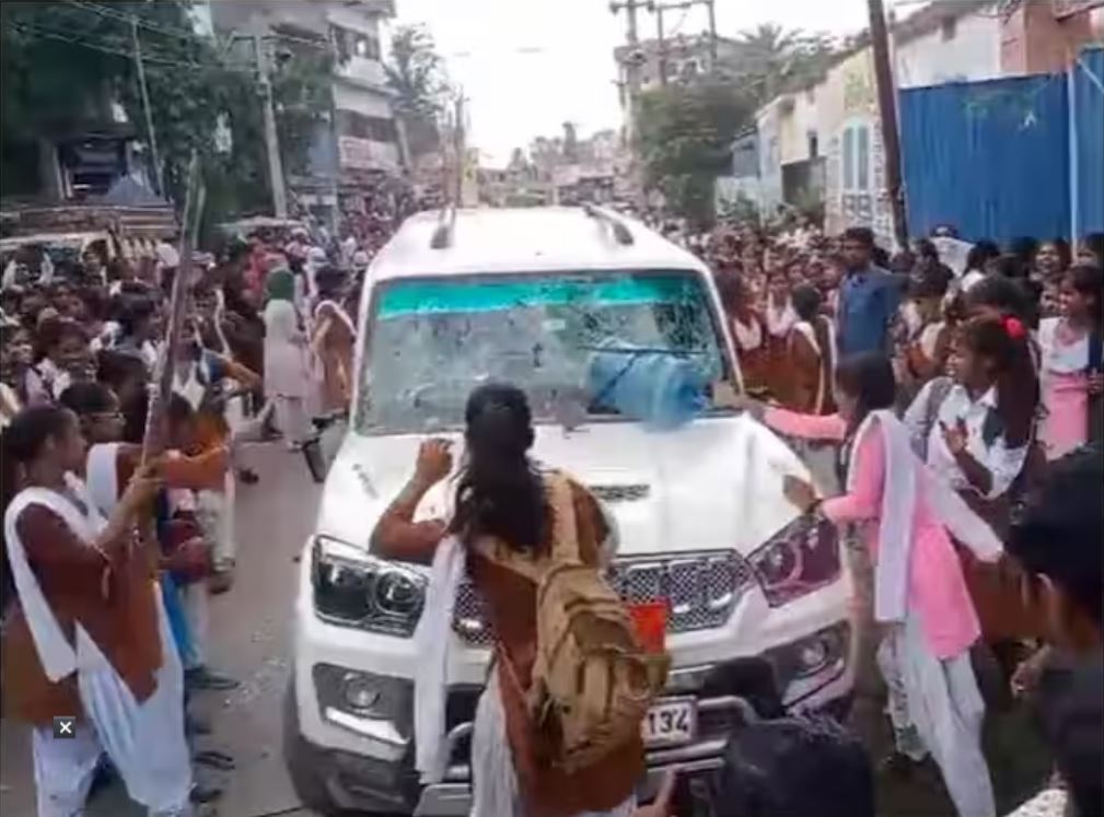Female students in Bihar took to violence demanding basic facilities Female students in Bihar took to violence demanding basic facilities