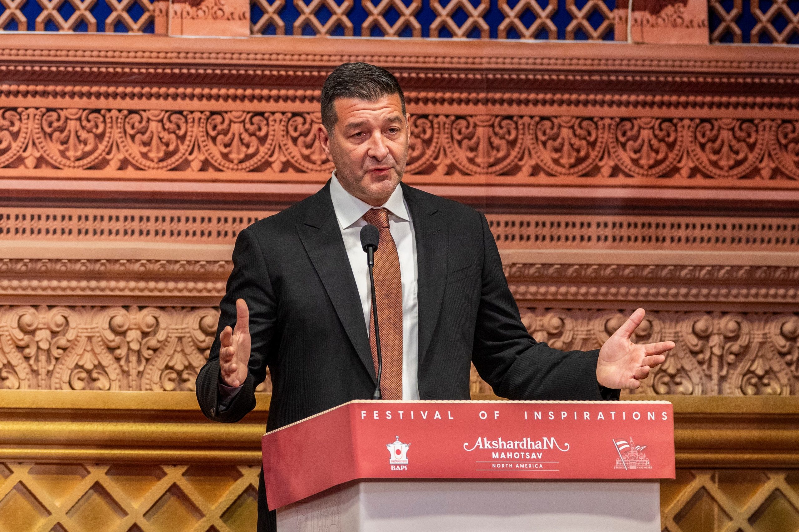 Robbinsville, NJ Mayor Dave Fried addressing the assembly