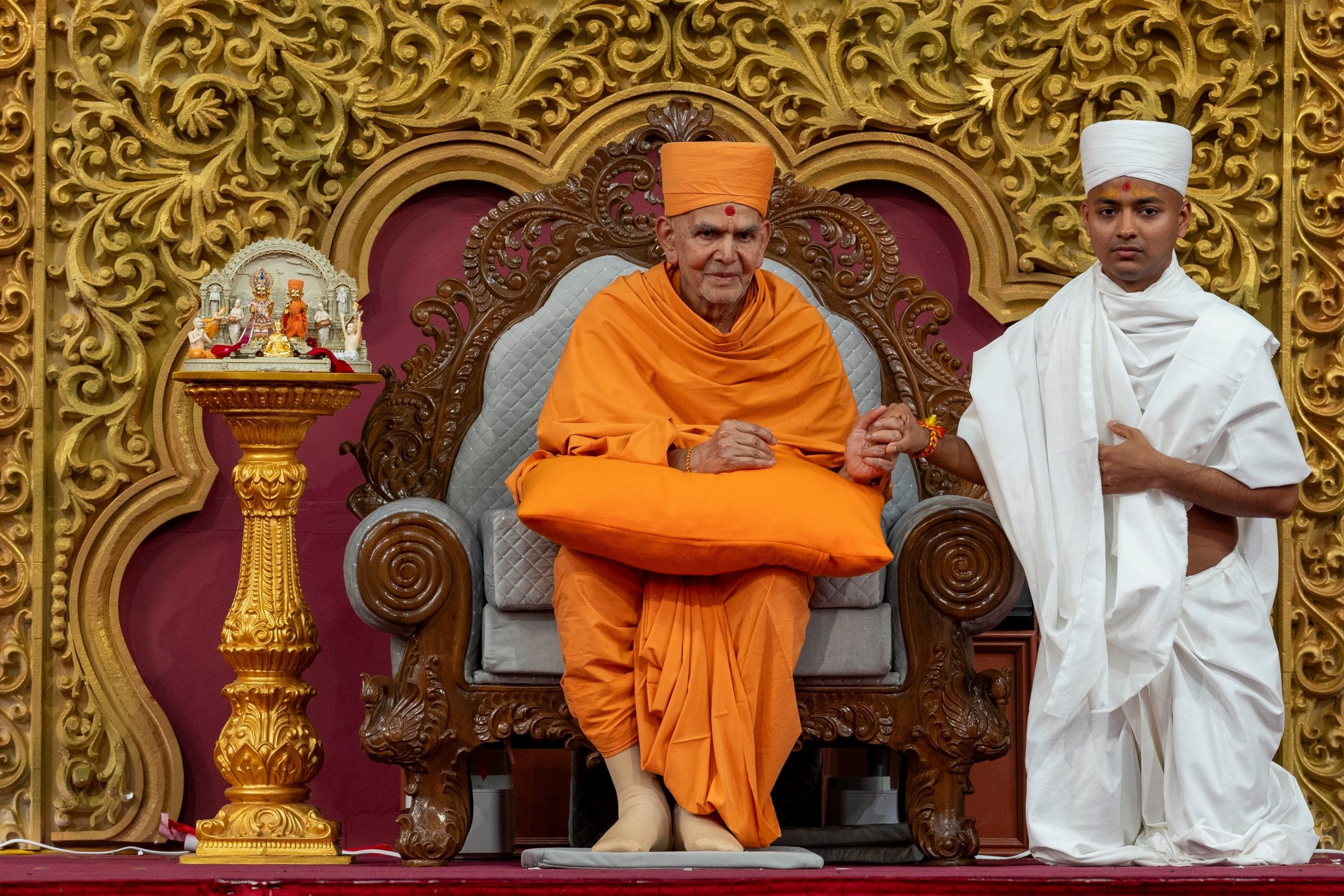 A newly initiated youth with His Holiness Mahant Swami Maharaj 
