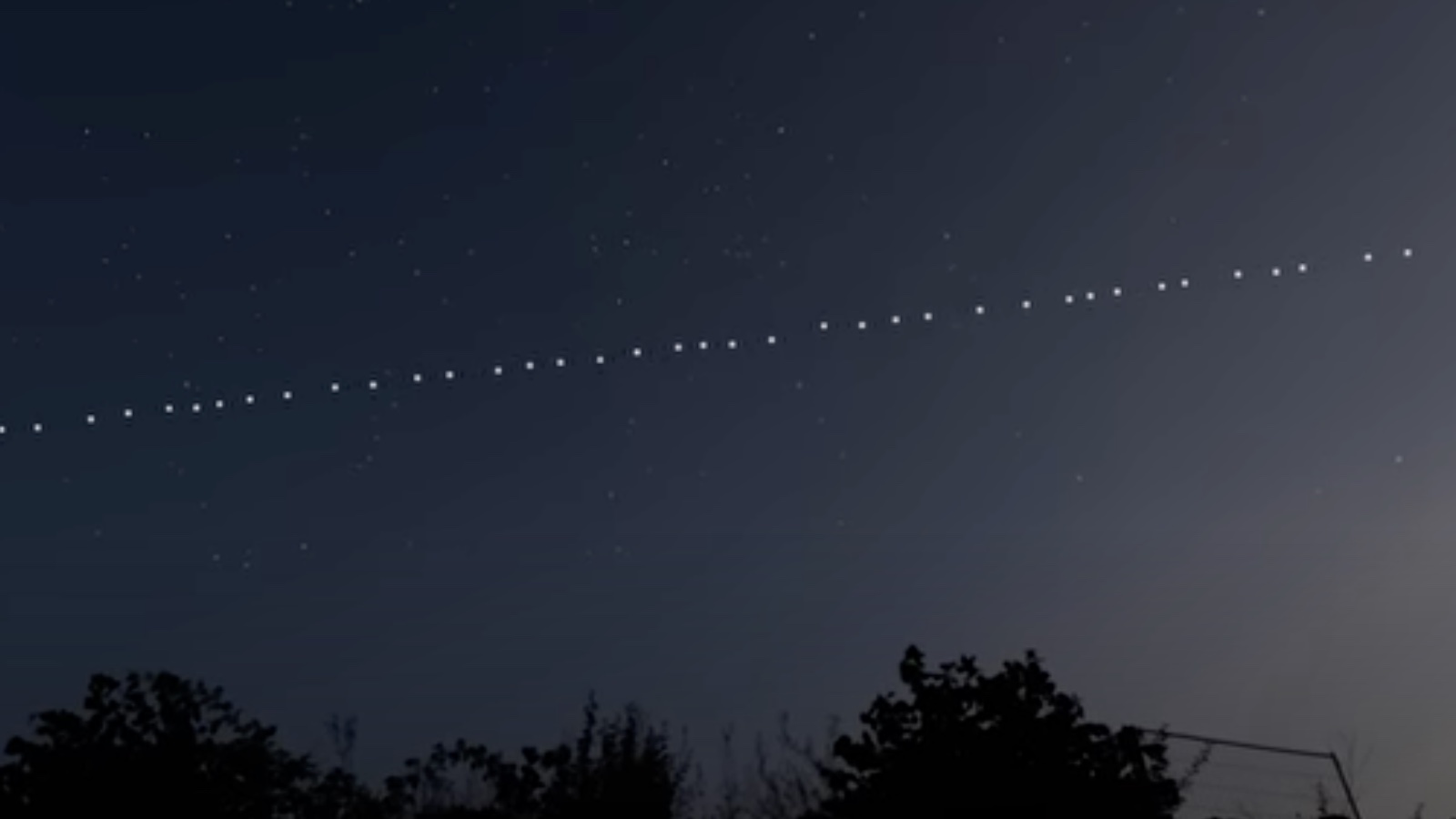 Train of Starlink Satellites seen from earth 