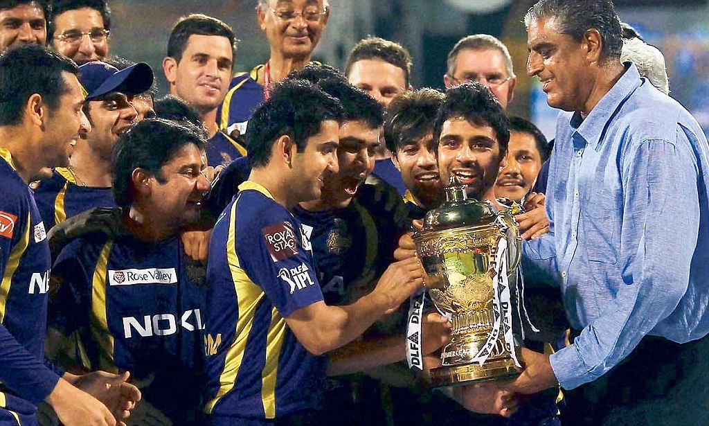 Gautam Gambhir takes IPL trophy after winning it 