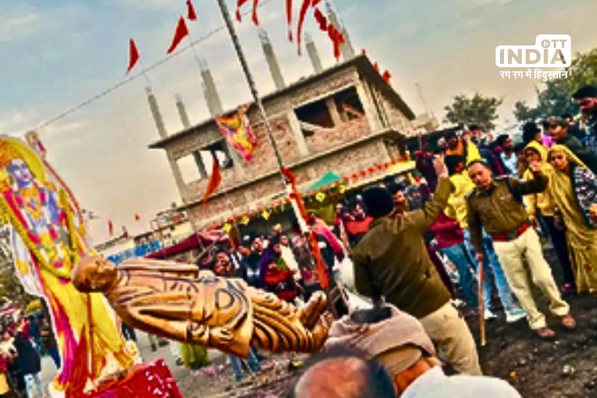 Statue of Sardar Patel demolished by crowd in Ujjain