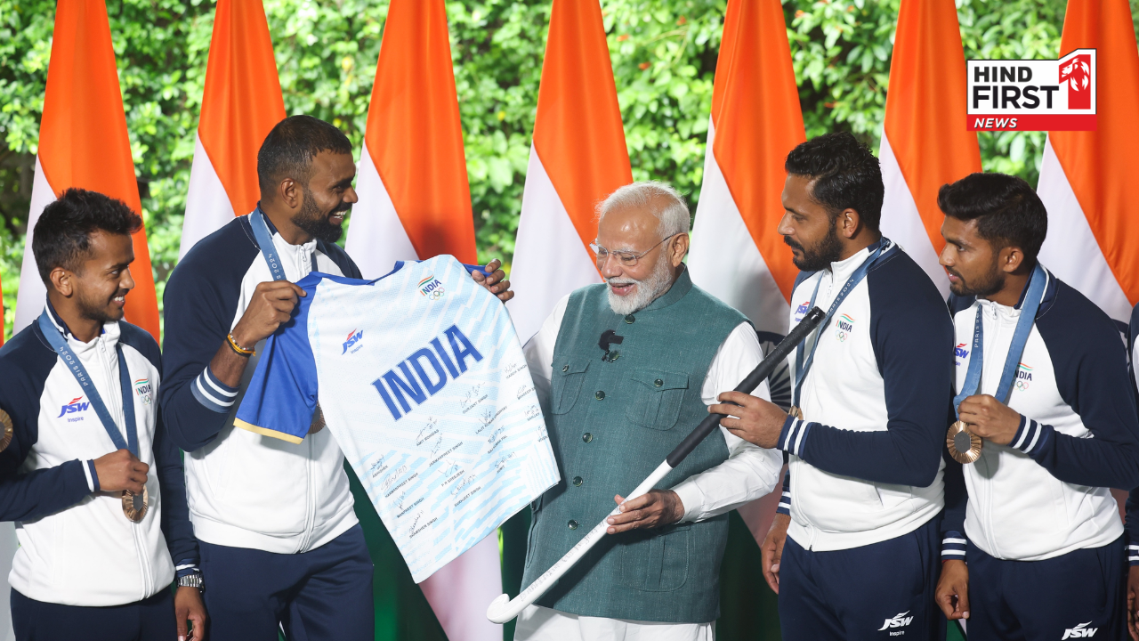Modi Meets Olympics Winners : Aman Sehrawat Gifts Signed Jersey to PM Modi