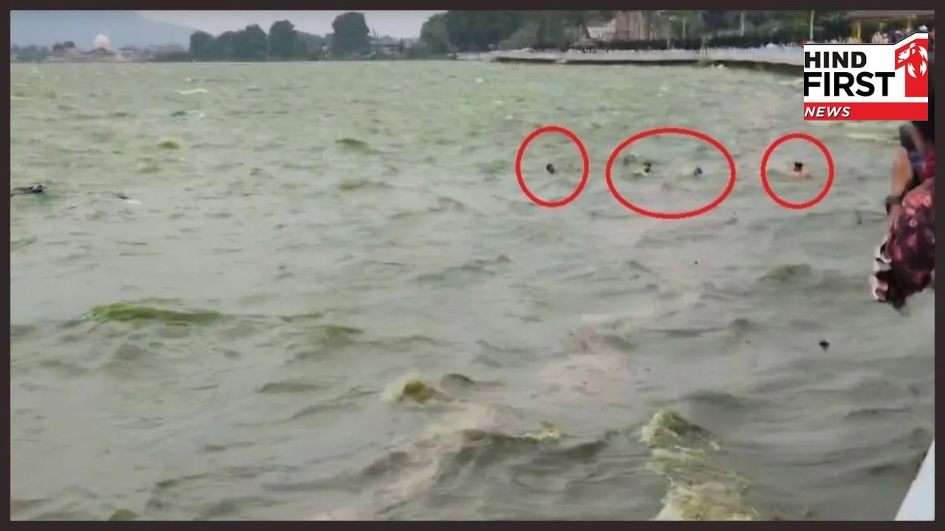 Srinagar: Shikara capsizes in Dal Lake, tourists were shouting for help